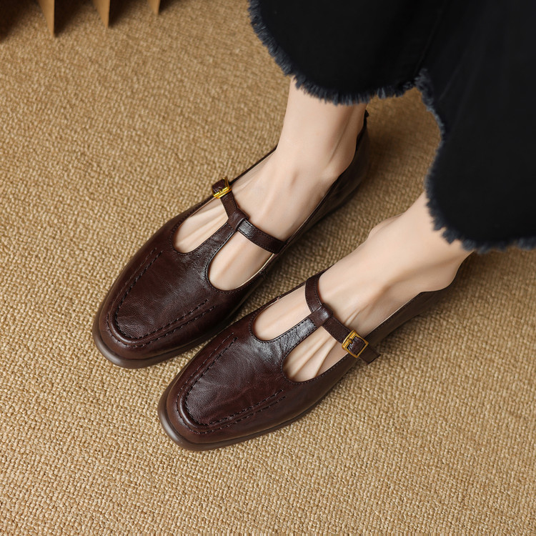 Elegant Women's Flat Shoes in Black or Brown