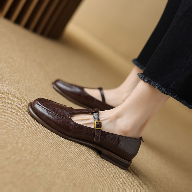Elegant Women's Flat Shoes in Black or Brown - Image 5