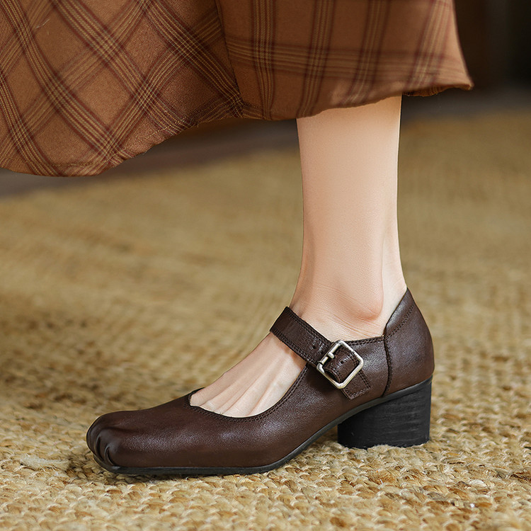 Fashion Flat Shoes in Horse Leather with Rubber Sole