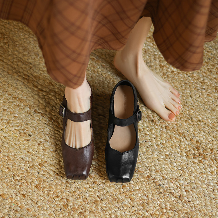 Fashion Flat Shoes in Horse Leather with Rubber Sole - Image 3