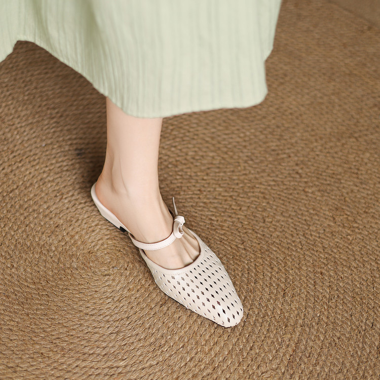 Women's Retro Closed Toe Slippers with Mid Chunky Heel - Image 2
