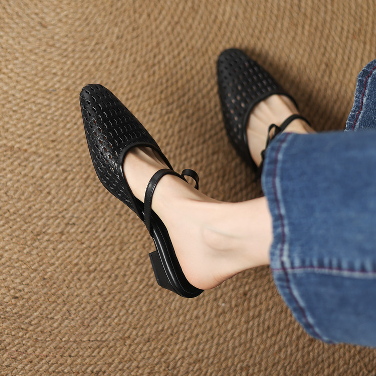Women's Retro Closed Toe Slippers with Mid Chunky Heel - Image 4